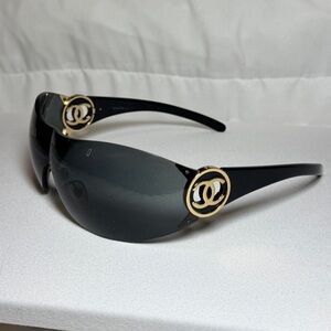 CHANEL shield Black and Gold CC LOGO sunglasses